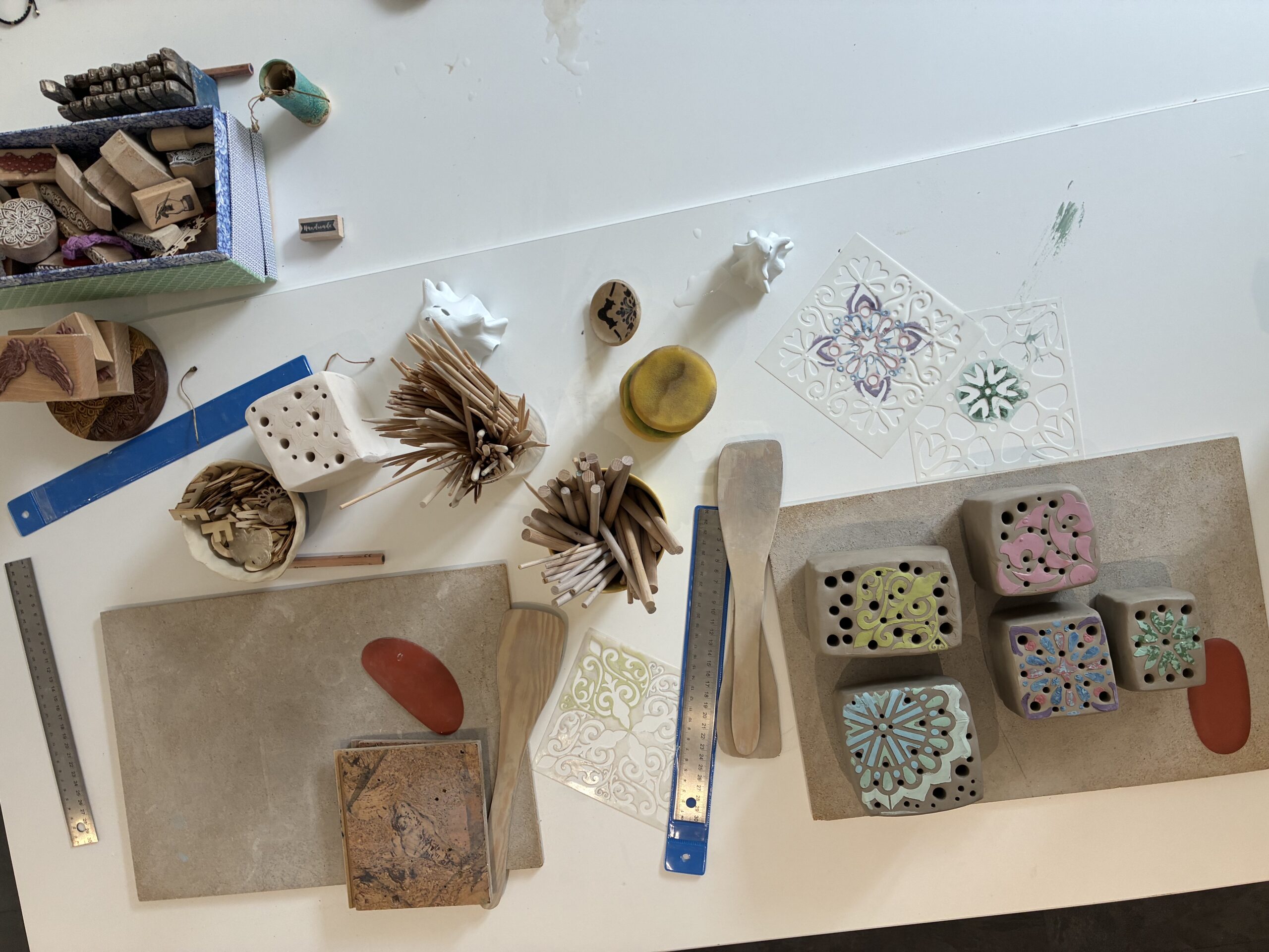 Material für den Bienennisthilfen-Bau-Workshop im stadtLABOR