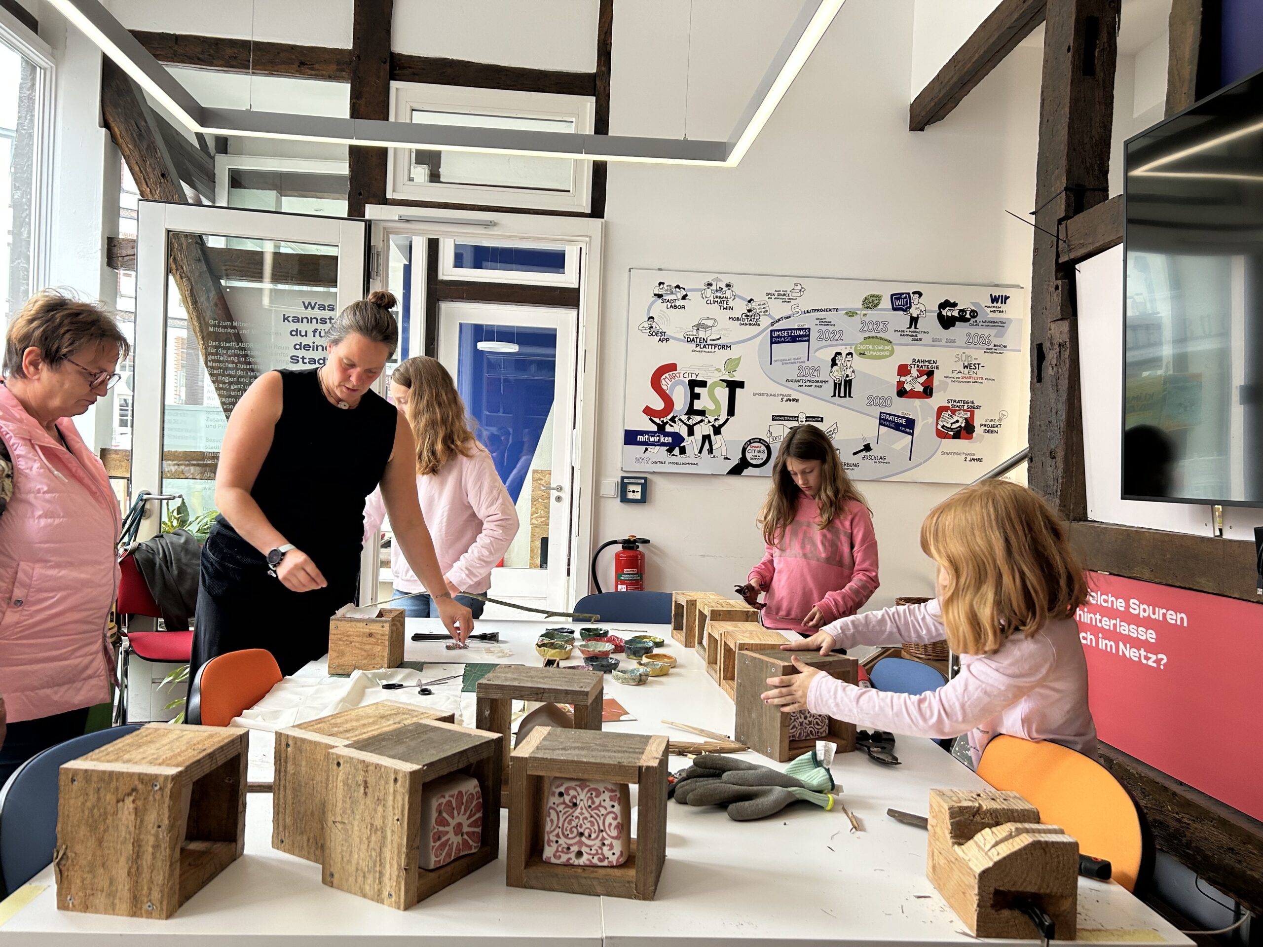Kinder und Erwachsene beim Bienennisthilfen-Bau-Workshop im stadtLABOR