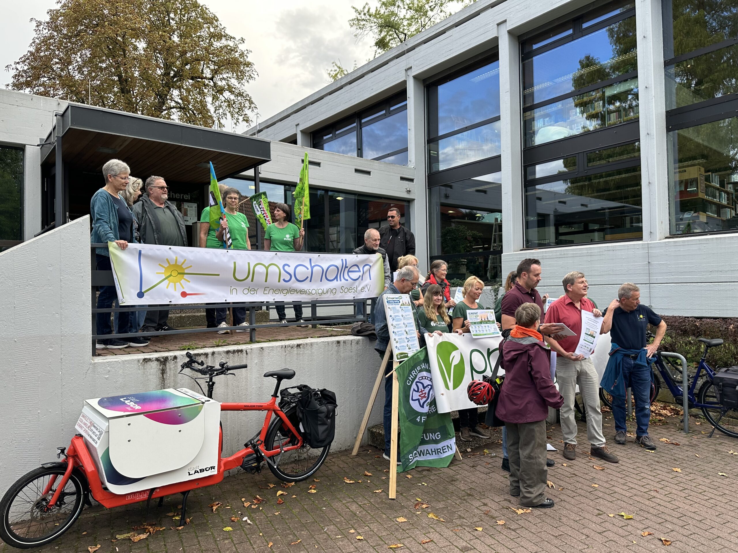 Verschiedene Initiativen stehen vor der Stadtbücherei für ein Gruppenbild