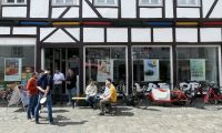 Personen draußen vor dem stadtLABOR