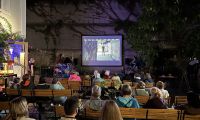 Fahrradkino im Innenhof des Soester Cafés hier&jetzt