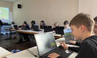 Junge spielt Minecraft am Laptop