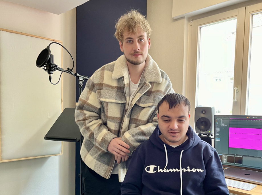 Foto von Praktikant Goran Jouma und Sebastian Gröne im Podcaststudio
