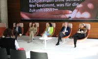 Podiumsdiskussion mit fünf Personen auf der Bühne