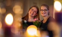 Porträtfoto von Petra Schäfer und Chantal Schrebe vom Glücksbüro in Soest in kerzenbeschienen Ambiente.