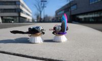 Kleine Roboter, die aus Bürsten gebaut wurden