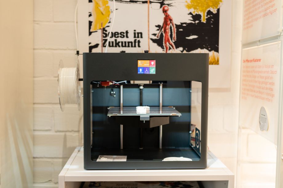 Ein 3D-Drucker von vorne betrachtet.