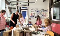 Kinder und Erwachsene beim Bienennisthilfen-Bau-Workshop im stadtLABOR