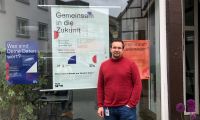 Portätfoto von Thorsten Möllmann, draußen stehend vor dem stadtLABOR Soest