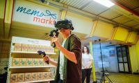 Person mit VR-Brille