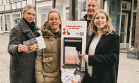 Team vom stadtLABOR, WMS, Stadt Soest und Schönes Soest stehen vor dem stadtLABOR und werfen einen Brief in den Liebesbriefkasten ein.