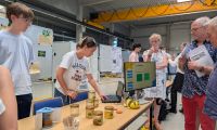 Die Jurymitglieder ließen sich die technischen Feinheiten der KI-Nase zur Honigsortenerkennung genau erläutern – und bedachten das Projekt mit dem ersten Platz. 