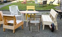 Tisch mit Holzstühlen und Sitzbank