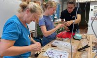 Drei Personen bauen in der Werkstatt an einem Digitalen Bienenstock