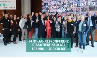 Gruppenfoto von der MINT-Jahreskonferenz in Berlin.