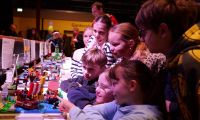 Kinder schauen sich LEGO-Bauten an
