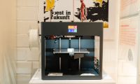 Ein 3D-Drucker von vorne betrachtet.