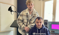 Foto von Praktikant Goran Jouma und Sebastian Gröne im Podcaststudio