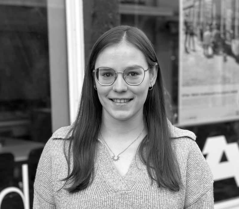 Porträtfoto von Leonie Bitting vor dem stadtLABOR Soest.