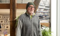 Porträtfoto von Klaus Spiegel, stehend im stadtLABOR Soest