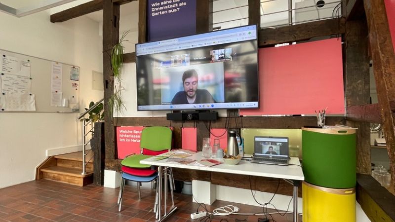 Wie Künstliche Intelligenz Wahlen beeinflusst: Ein Rückblick auf die „Digitale Fragestunde“