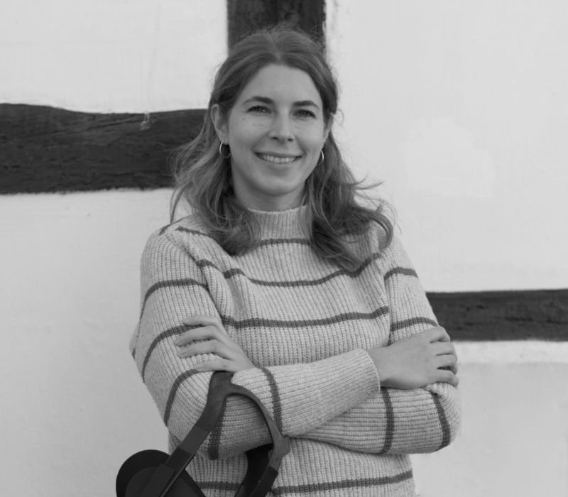 Portraitfoto von Elisabeth Söllner vor dem stadtLABOR Soest.