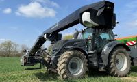 Traktor auf Wiese