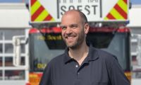 Foto von Christoph Blume vor einem Feuerwehrauto