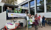 Verschiedene Initiativen stehen vor der Stadtbücherei für ein Gruppenbild