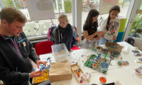 Kinder im stadtLABOR, die mit Lego bauen